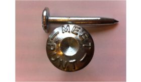 Asfaltnagel 5,5 cm met opschrift "MEETPUNT"